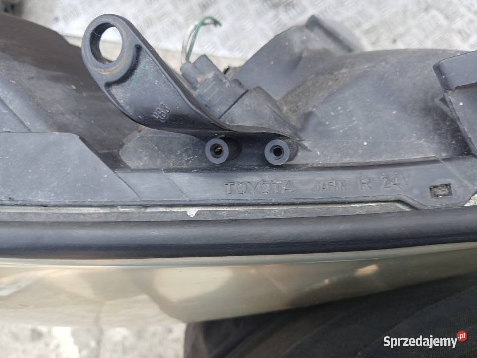 Lampa prawa przednia Toyota Avensis Verso 0103r Lampy przednie Radłów