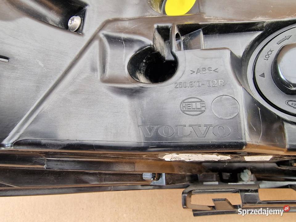 PRAWA LAMPA REFLEKTOR TYŁ LED VOLVO C40 32365667 Lampy przednie