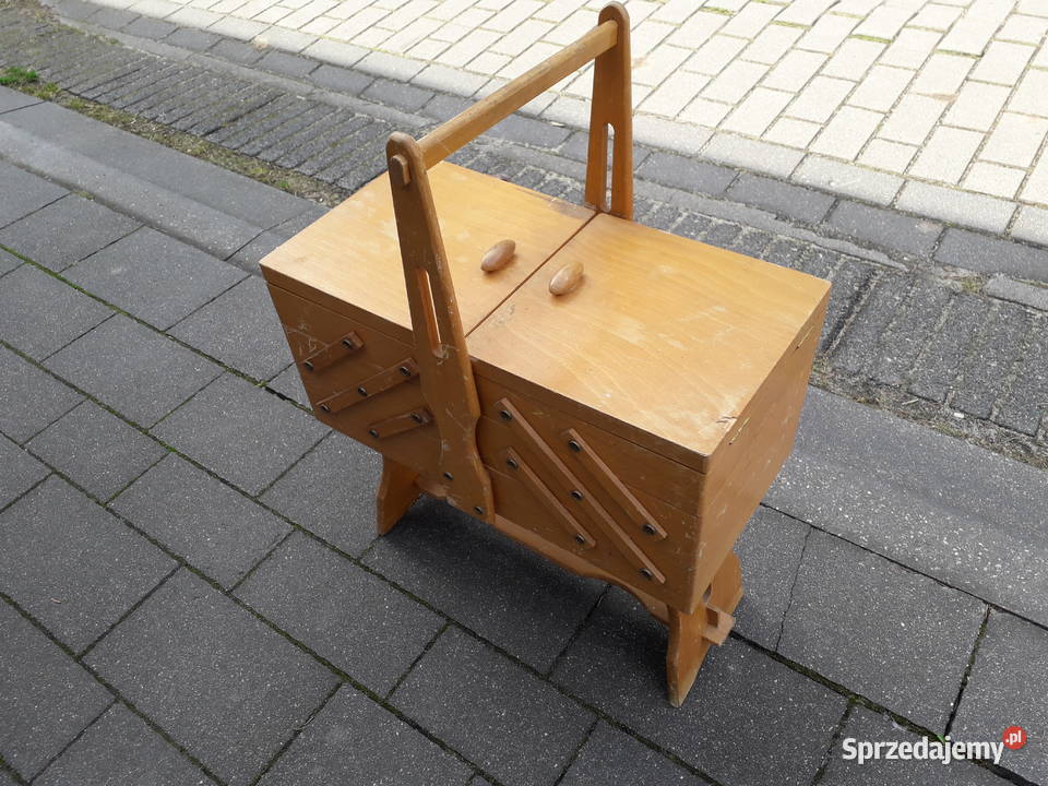 Stary niciak przybornik na kolekcje na nóżkach