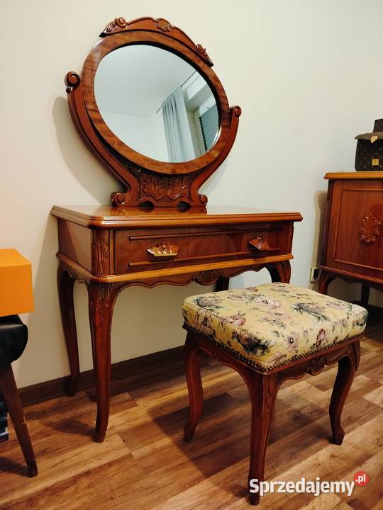 Toaletka Ludwikowska z pięknym pufem Tczew