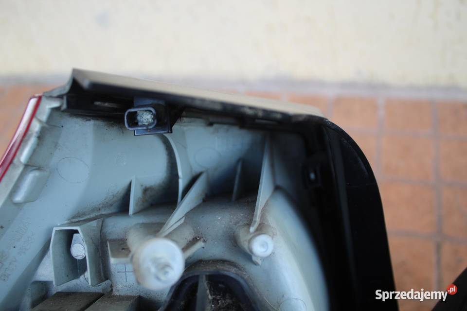 LAMPA PRAWY TYŁ TYLNA VW GOLF V HB 3D