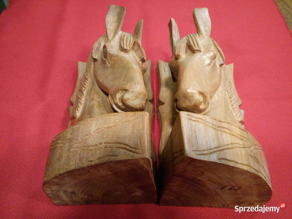 Rzeźby głowy konia Komornica