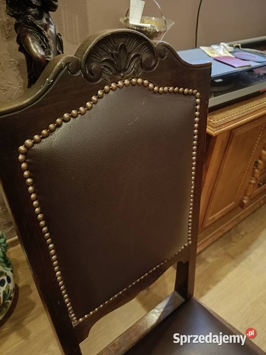 Stare krzesło drewniane z łapami lwa Lipno