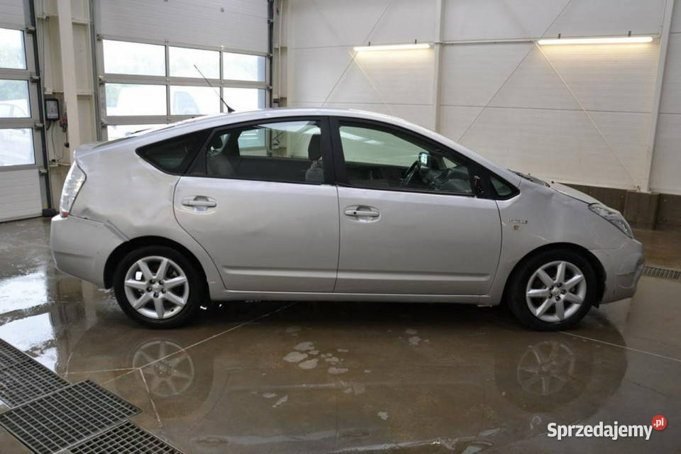Toyota Prius 15 benzynka hybryda FAJNY PRZEBIEG Hatchback Samochody osobowe Kęty