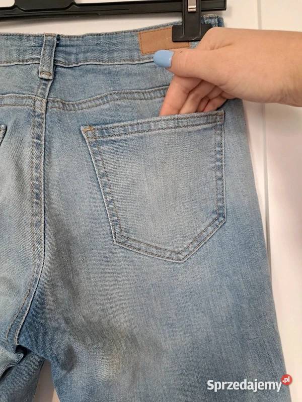 Jeansy z dziurami z Terranova modny casual S niebieski Trąbki Wielkie