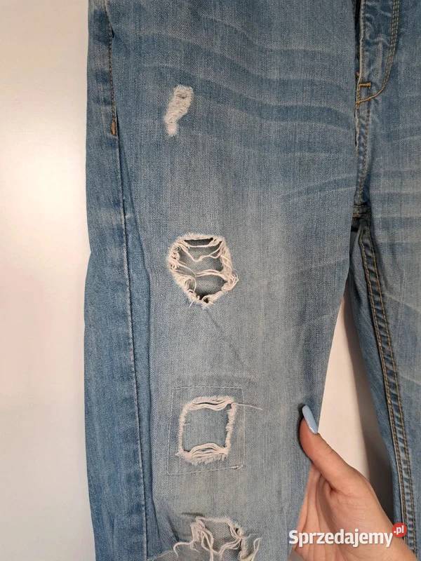 Jasnoniebieskie jeansy damskie z przetarciami i