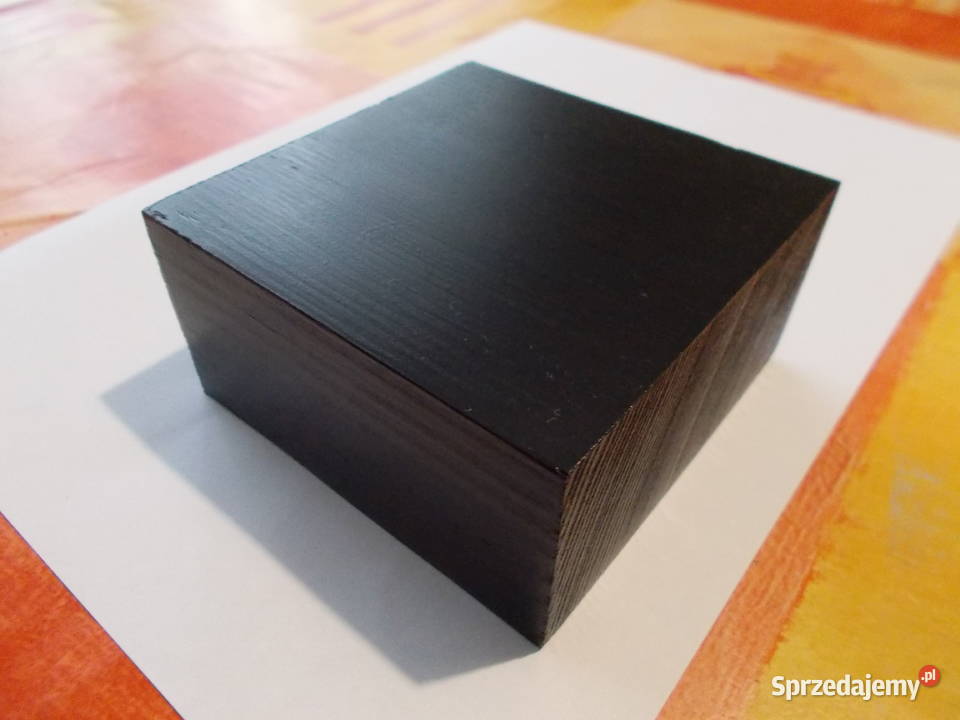 Drewniana czarna podstawka pod modele figurki