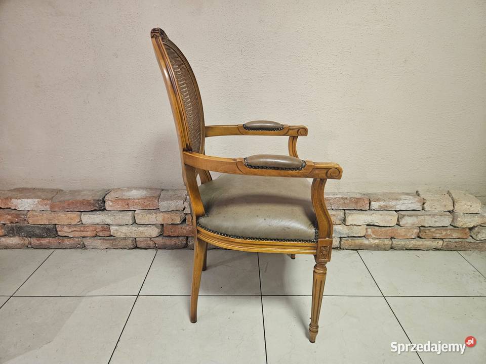 Stylowy pięknie zdobiony fotel KLASYKA