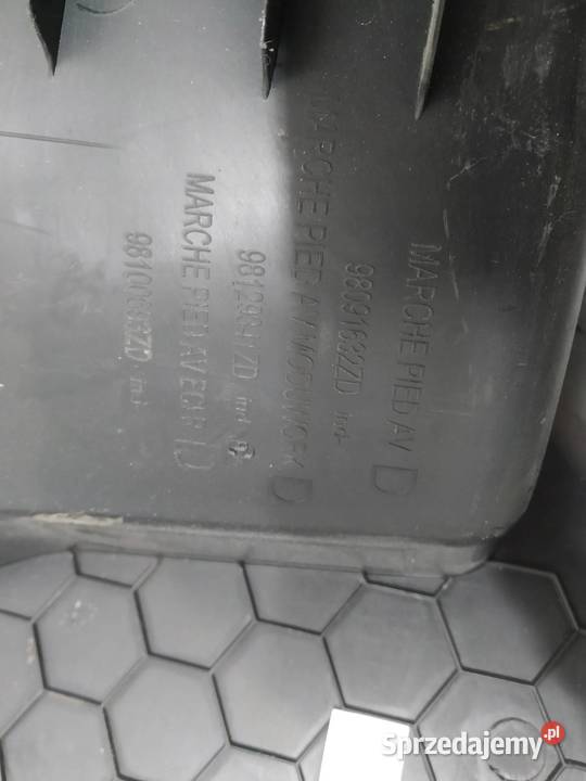 OSŁONA STOPIEŃ LEWY PRAWY PRZÓD KPL 98133135ZD Rok produkcji 2024
