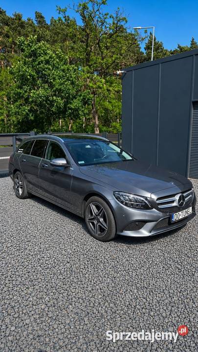 Mercedes Salon piękny zabezpieczony folią serwis