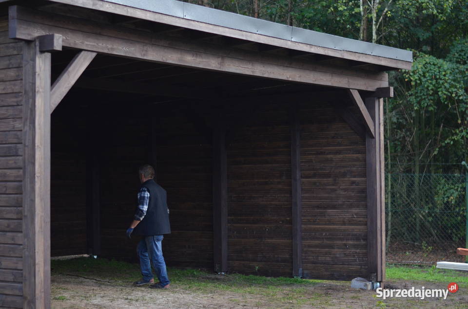 Wiata garażowa z drewnianymi ścianami Konin
