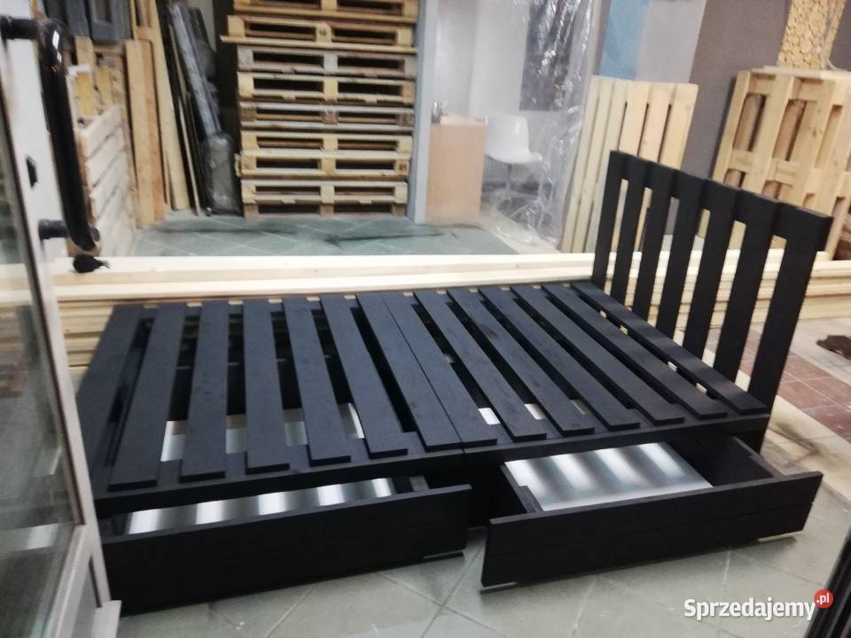 Łóżko drewniane na wzór palet czarne