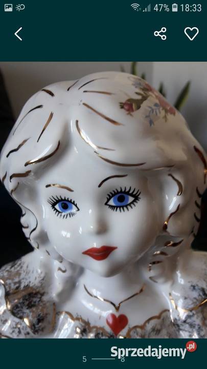 Duża sygnowana porcelanowa figurka Chodzież