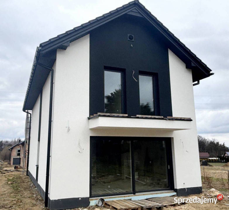 Szarów dom wolnostojący garaż