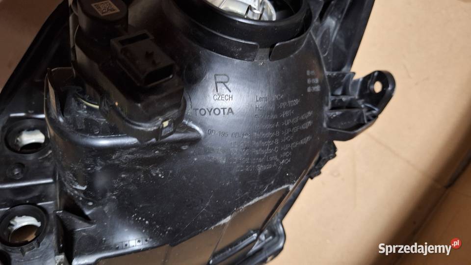 Lampa prawa przód Toyota Yaris III 3 Lift zwykła Brzesko