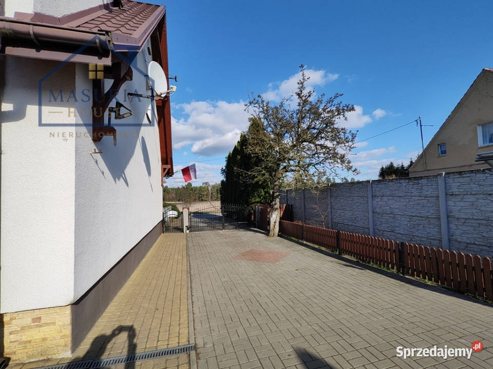 Dom w zabudowie bliźniaczej z garażami i ogrodem 1537m2
