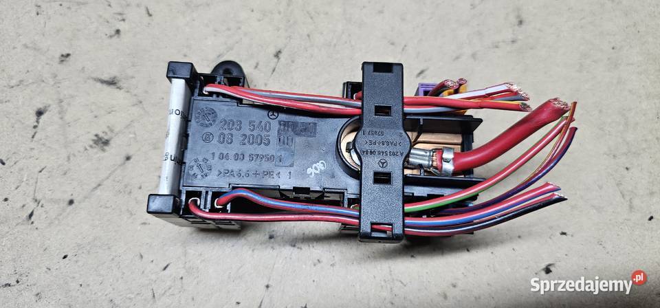 Skrzynka bezpieczników mercedes w203 2035400050 sprzedam
