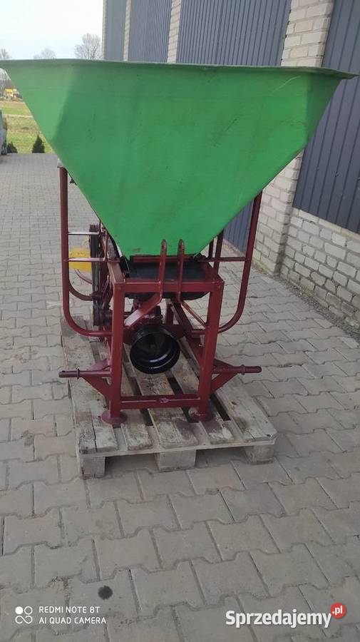 Rozsiewacz nawozów wapna motyl pom 600 l lubelskie Bełżyce