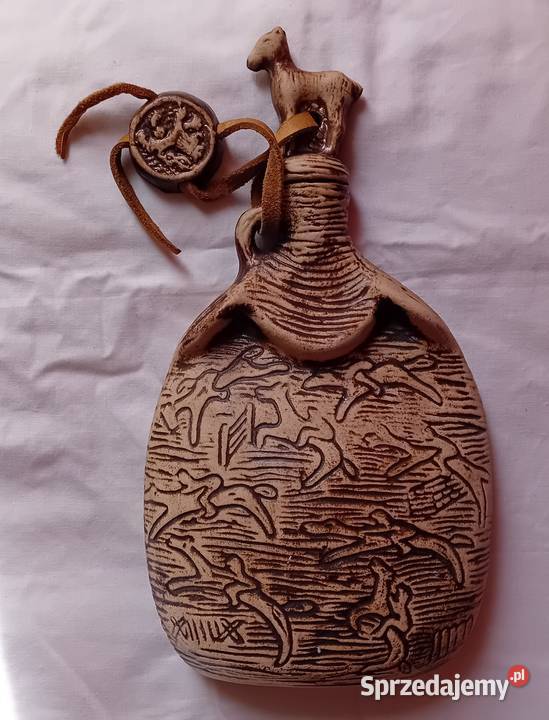 Ceramiczna karafka ze zdobieniami o tematyce