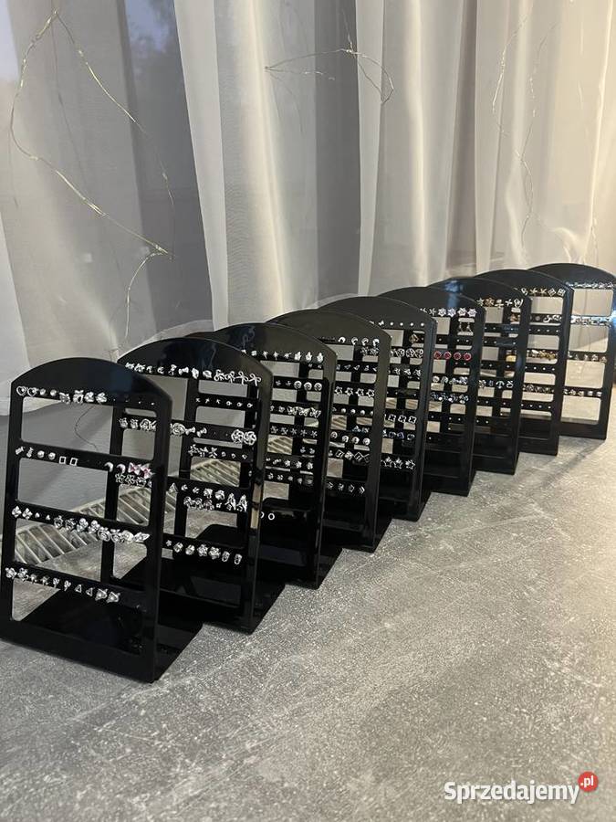 Ponad 300 sztuk kolczyków ze stojakami