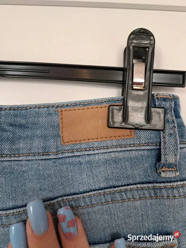 Jeansy z dziurami z Terranova modny casual S Spodnie Trąbki Wielkie