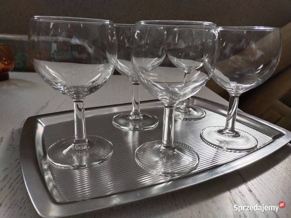 Kieliszki do wina na tacy Ceramika i szkło Bydgoszcz
