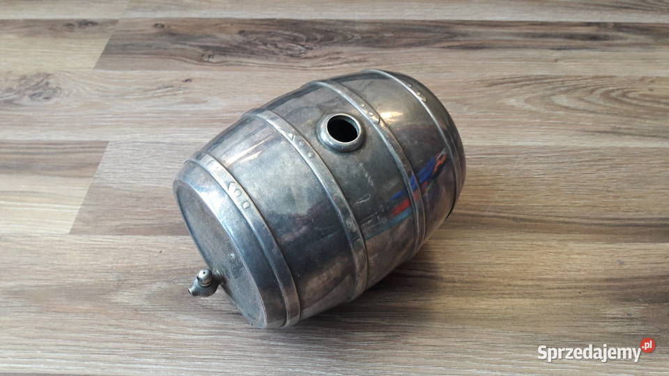 Stara małą platerowana beczka beczułka z