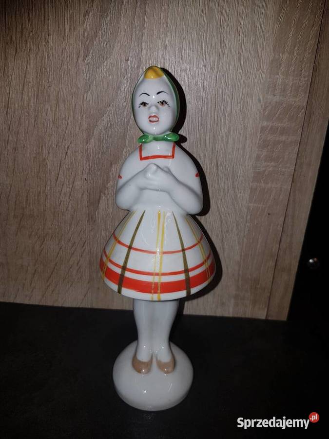 Uczennica w pasiastej spódnicy Nowogard