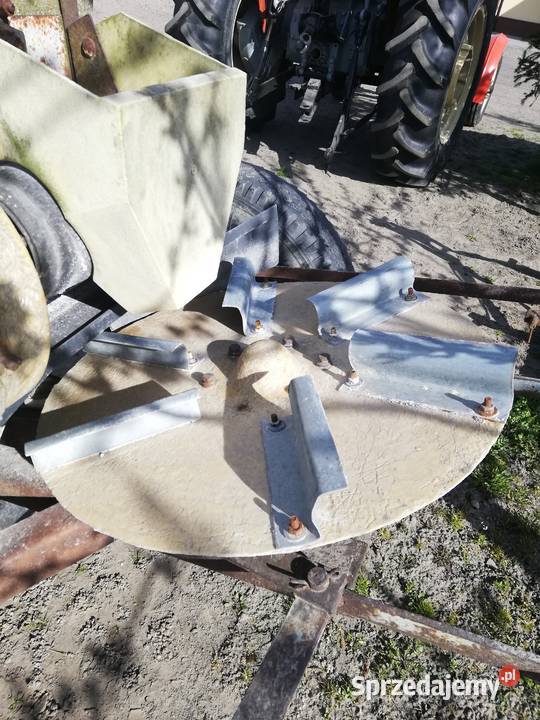 Rozsiewacz nawozu KOS Rozsiewacze nawozów Sienno