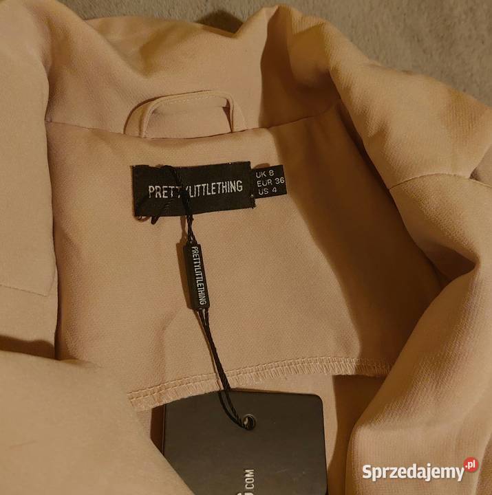 Sukienka z szerokimi ramionami