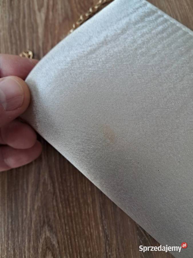 beżowa torebka kopertówka ze złotym łańcuszkiem Sandomierz