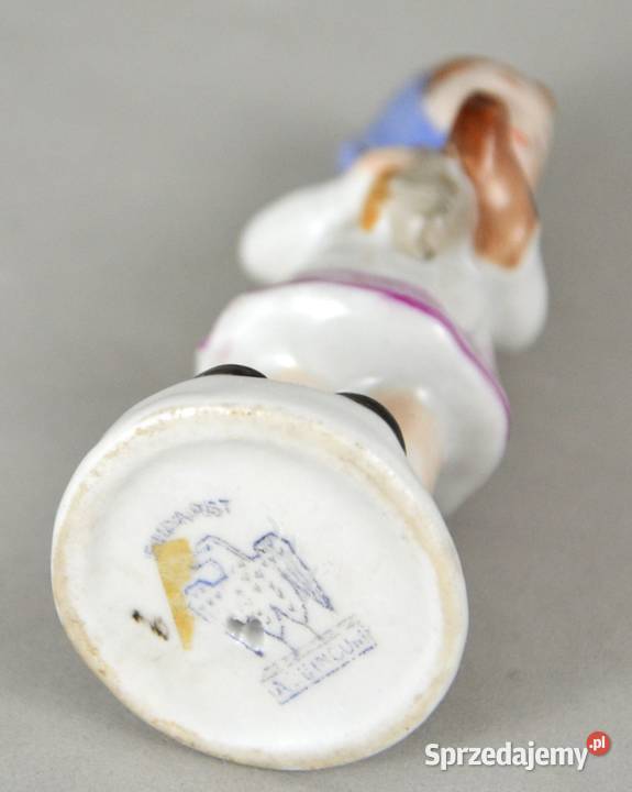 Dziewczynka czyści buty Aquincumi Węgry 1958r mazowieckie Bronisze