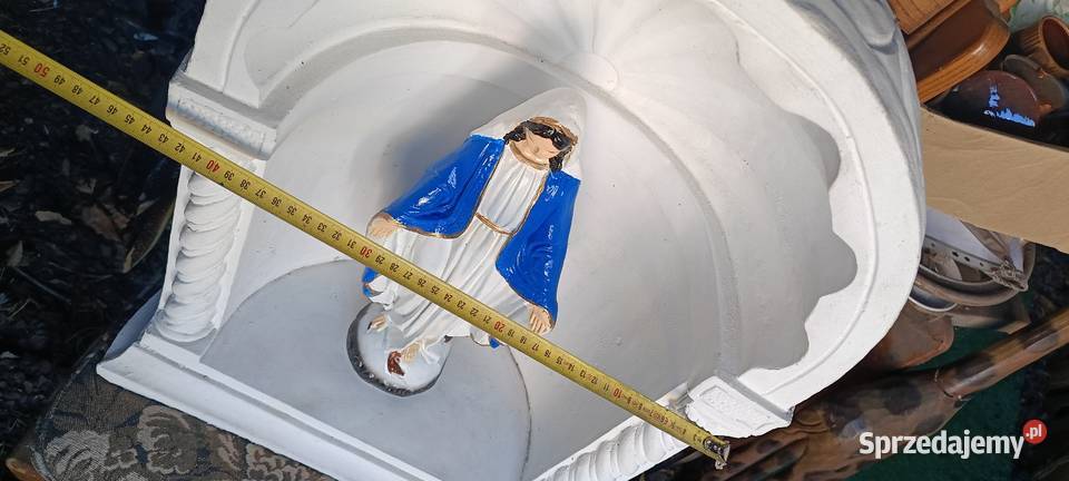 Piękną kapliczka ogrodowa wykonana z betonu Tarnów