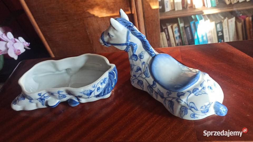 Biała figurka leżącego konia Puzderko na Porcelana i szkło