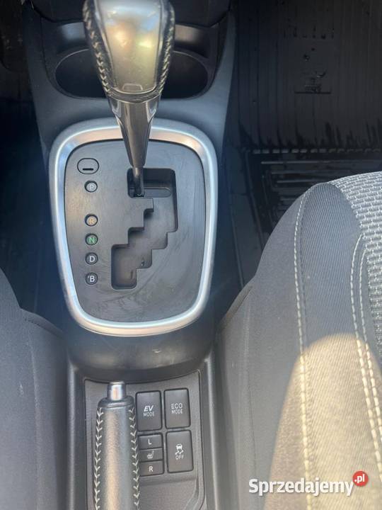 Toyota Yaris 15 Hybryda Comfort 75 2016r Nisko