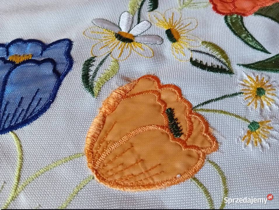 Obrus z haftem tulipany I szeroką koronką Alwernia