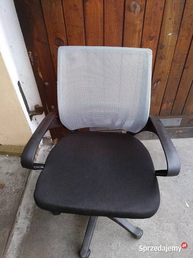 Wygodny fotel biurowy z siateczkowym oparciem i Gostyń