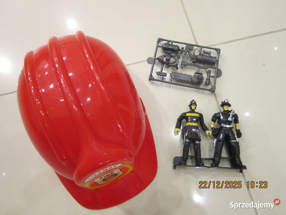 Wóz strażacki kask strażaka Figurki strażaków z Warszawa