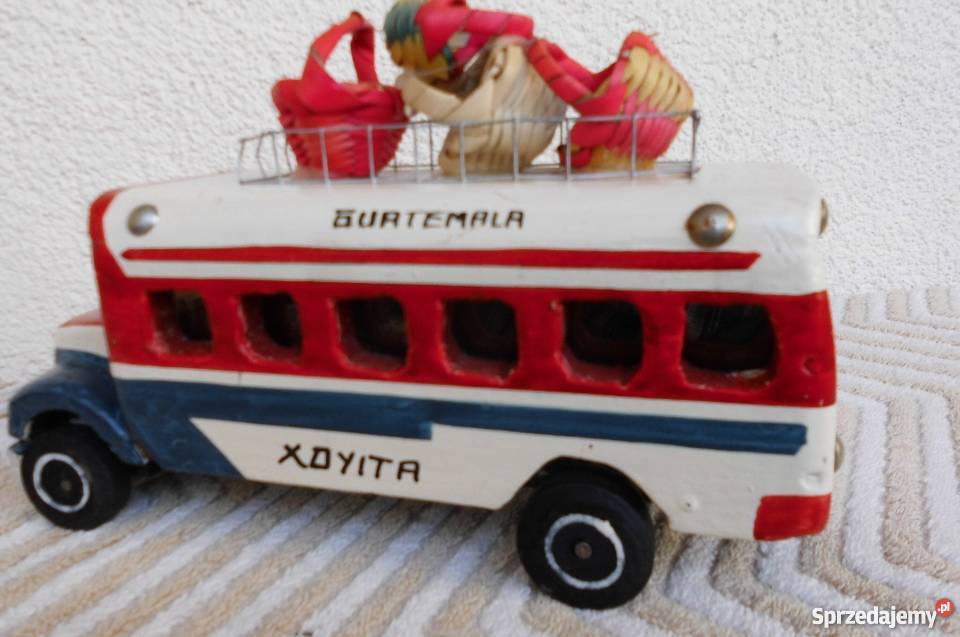Stary drewniany autobus wystrugany ręcznie Warszawa