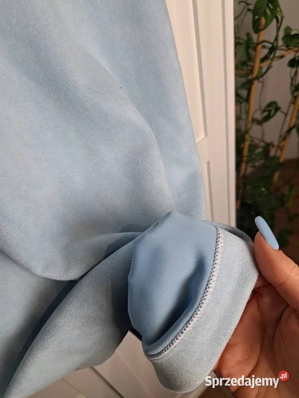 Pastelowa błękitna sukienka z ozdobnym dekoltem Rozmiar 40(L) Trąbki Wielkie