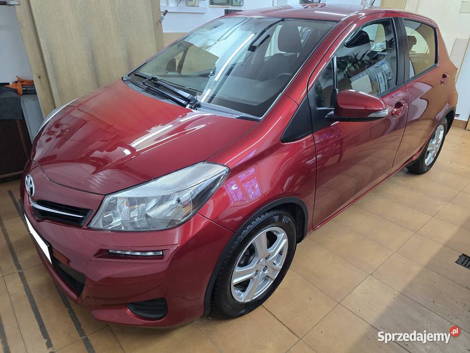 Toyota Yaris 133 VVTi 99 87 piękny kolor bordo Karczew