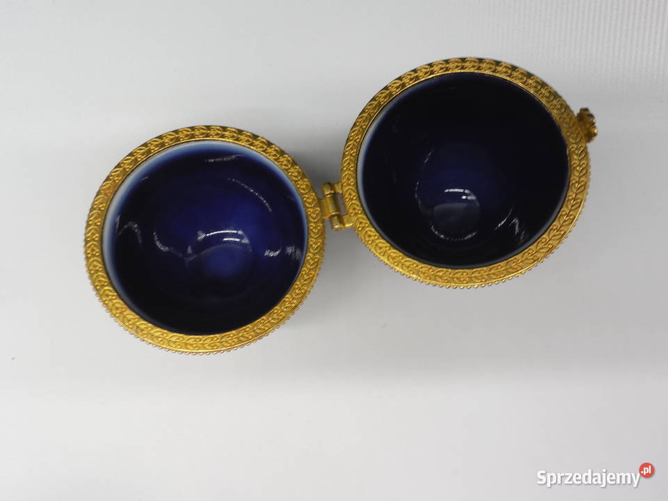 Szkatułka w kształcie jajka ozdobiona motywem Raszków