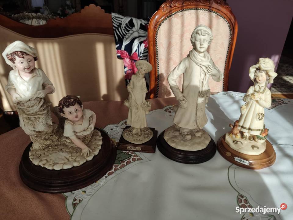 figurka figurki na drewnianej podstawie