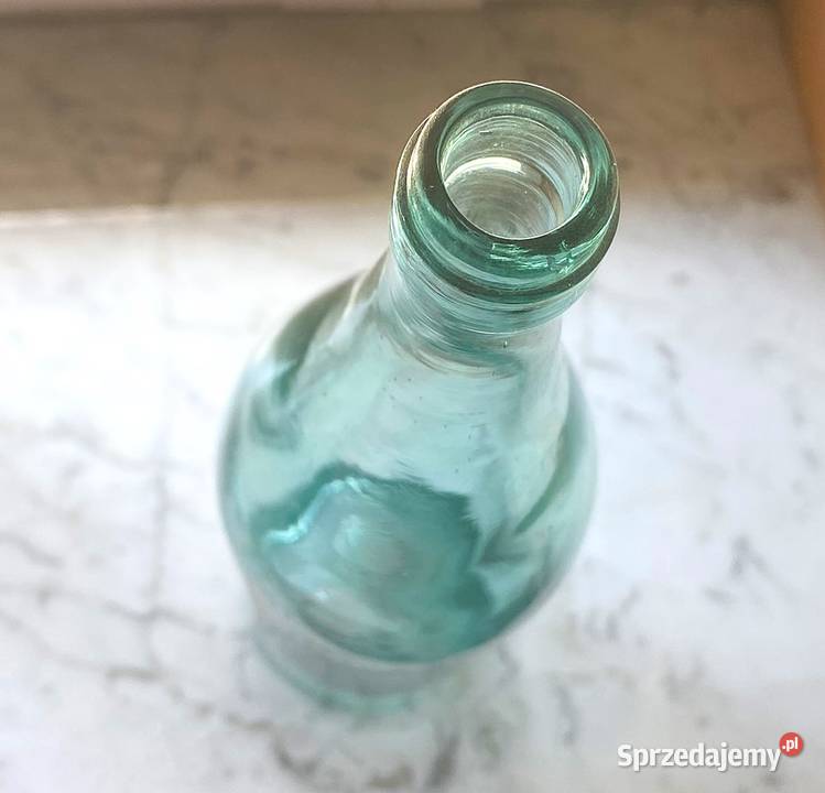 Stara przedwojenna butelka z szkła w odcieniu Warszawa