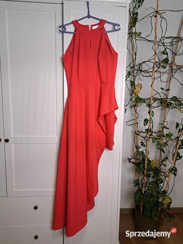 Czerwona sukienka asymetryczna z odkrytymi Trąbki Wielkie