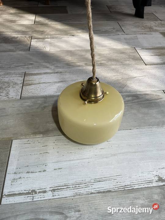 Stara lampa wisząca z kloszem