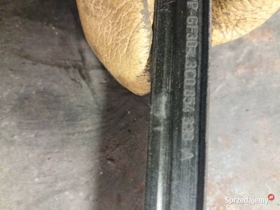 Listwa zgarniająca szyby przedniej Passat B6 osobowe