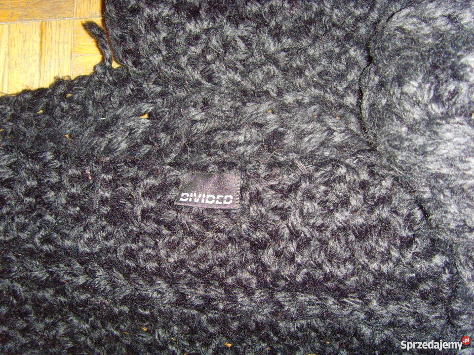 Czarny szalik z frędzlami Divided z HM Warszawa