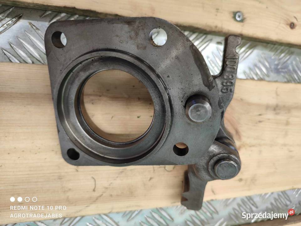 Tuleja obudowy łożyska John Deere 6300 L100299 Pozostałe