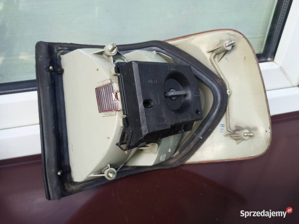 Audi 100 C4 lampa tył tylna narożna w błotnik Sieradz